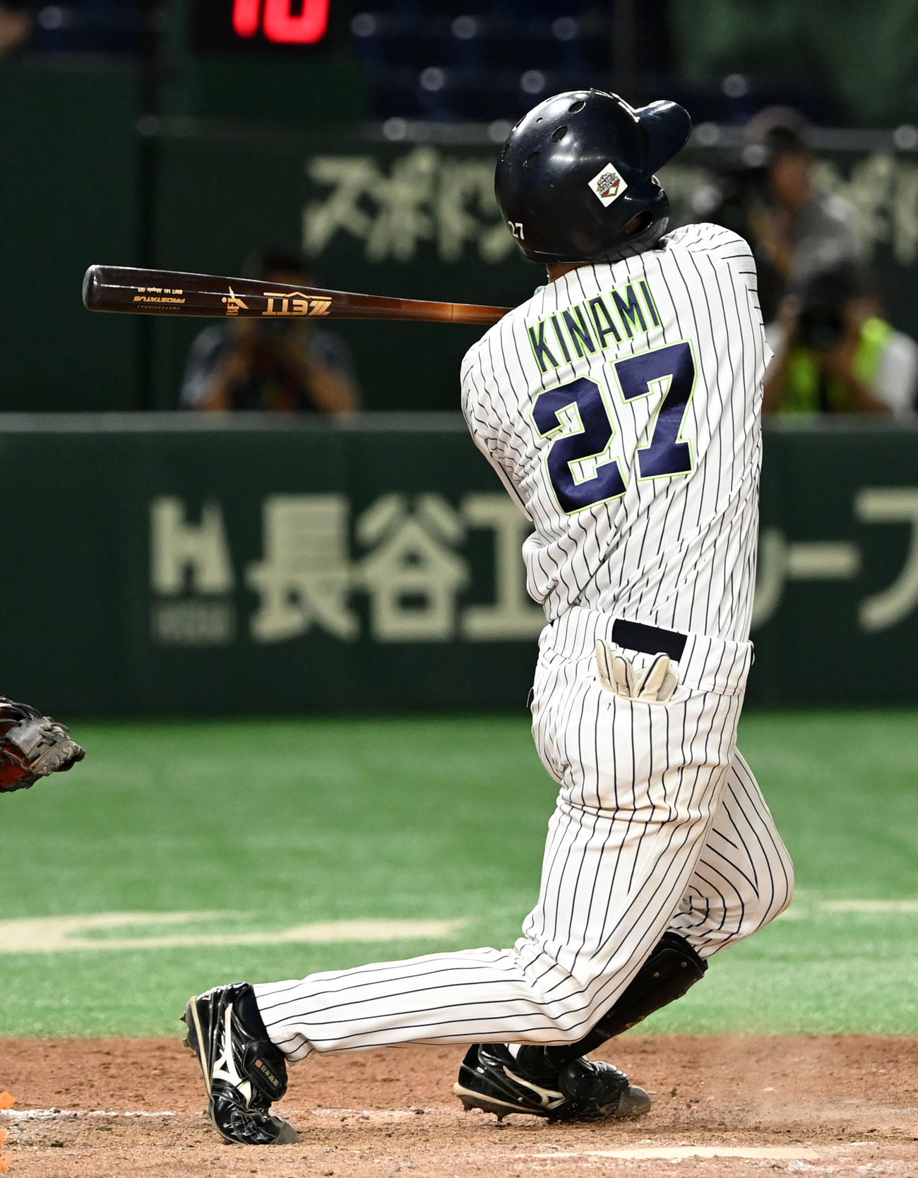 日本通運対ミキハウス　8回裏日本通運無死、左越えソロ本塁打を放つ木南（撮影・横山健太）
