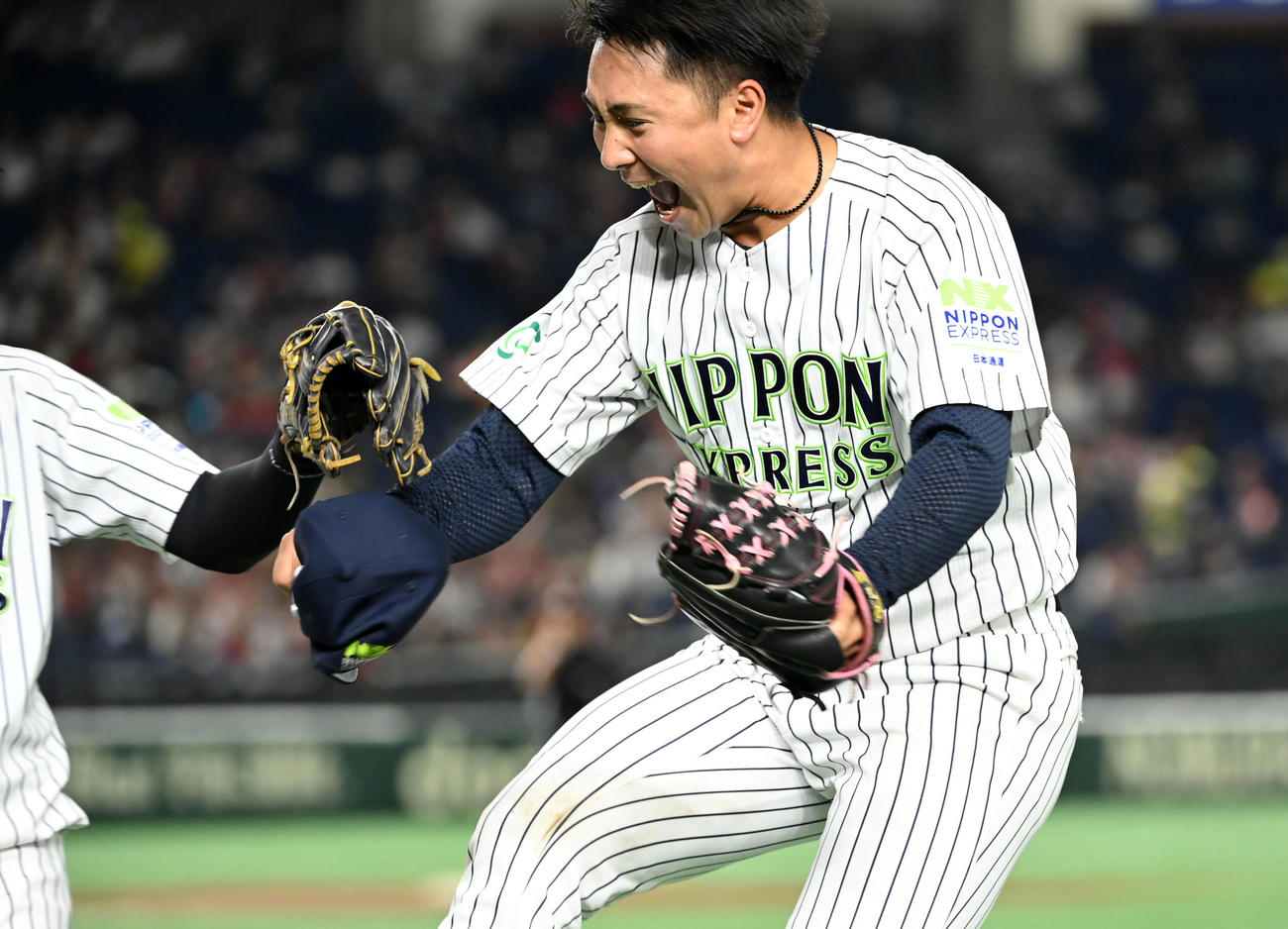 日本通運対ミキハウス　4回表を無失点に抑え歓喜する日本通運・古田島（撮影・横山健太）
