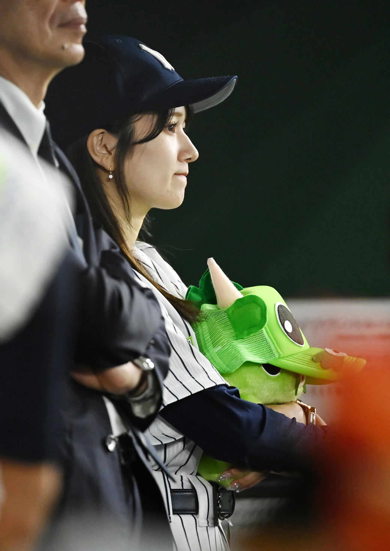 日本通運対ミキハウス　グラウンドを見つめる日本通運のダイヤモンド◇サポーター（撮影・横山健太）
