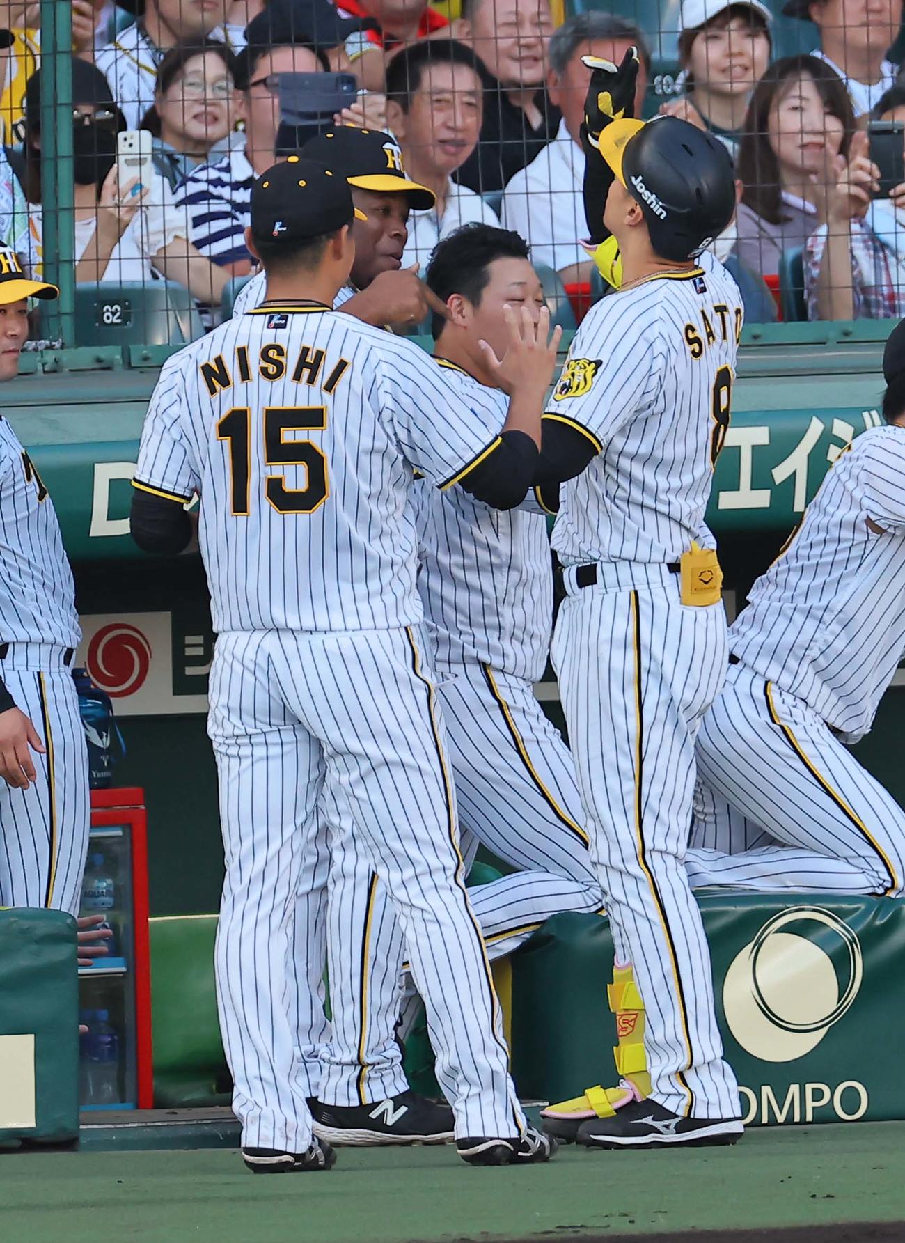 阪神対中日　1回裏阪神2死一、二塁、右中間へ3点本塁打を放った佐藤輝はミエセス（左から2人目）とポーズを決める（撮影・上田博志）