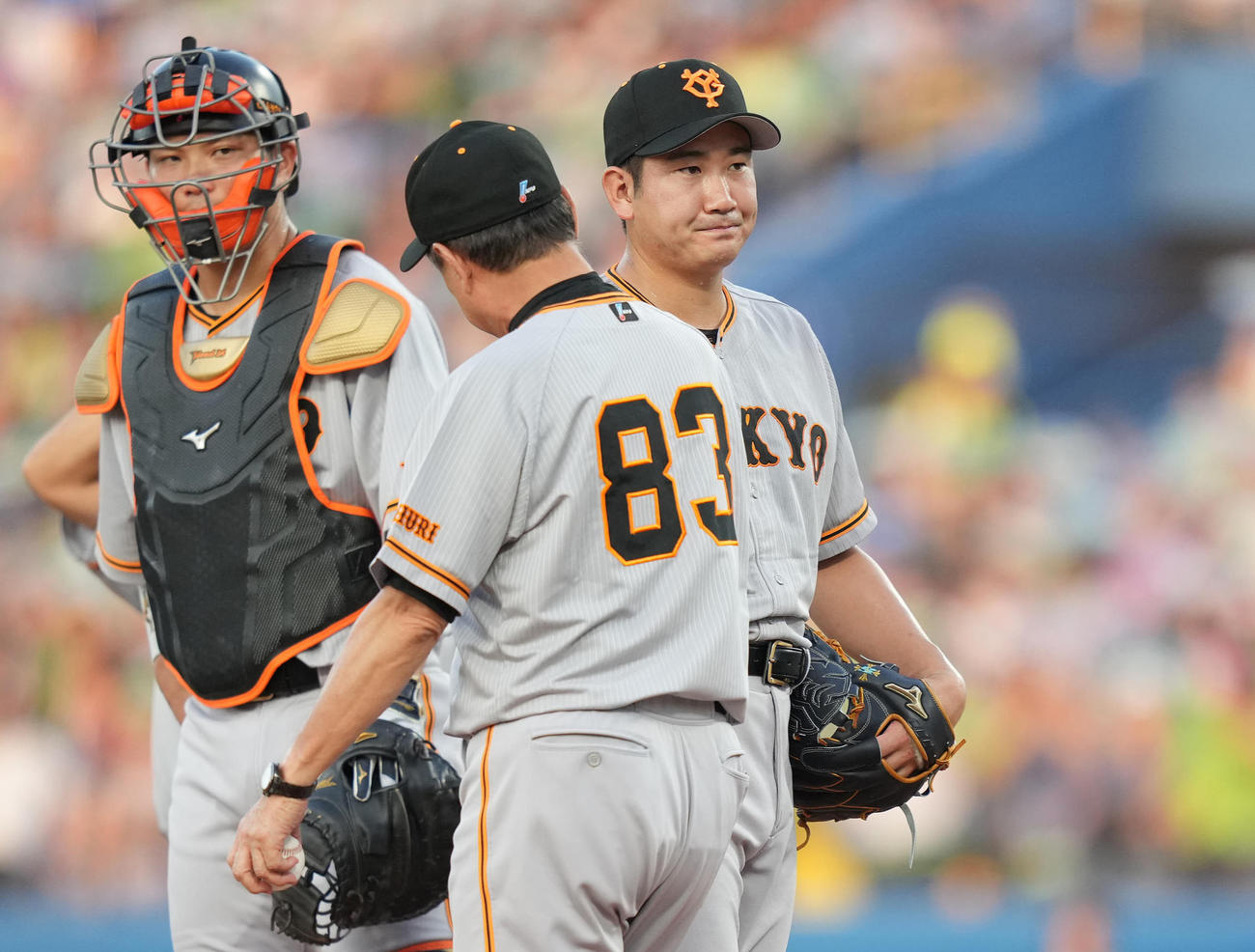 ヤクルト対巨人　1回裏途中で降板する巨人菅野（右）。手前は原監督（撮影・鈴木みどり）