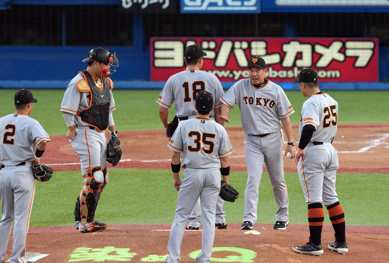 ヤクルト対巨人　1回裏途中、いきなり6点を奪われた菅野（中央）の元に歩み寄り、厳しい表情で尻をたたき降板を告げる原監督（撮影・狩俣裕三）