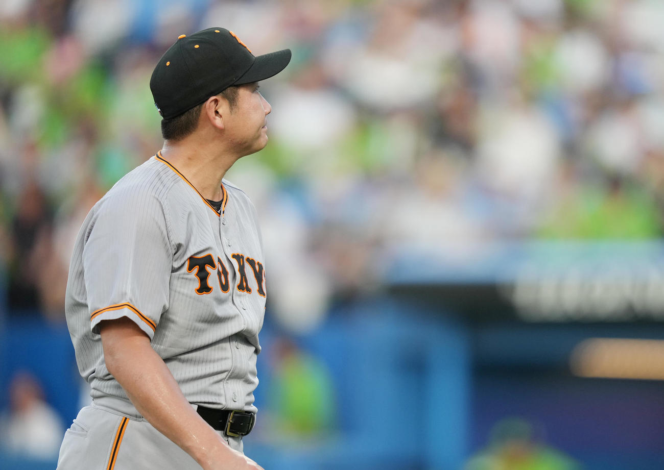 ヤクルト対巨人　1回裏途中で降板する巨人菅野（撮影・鈴木みどり）