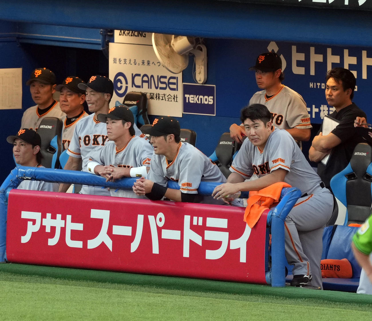 ヤクルト対巨人　1回表途中、降板後もベンチで戦況を見つめる菅野（右）（撮影・狩俣裕三）