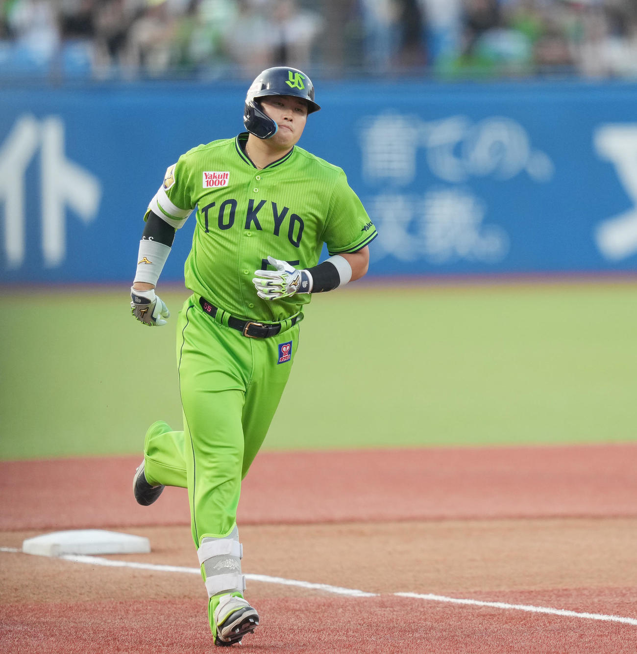 ヤクルト対巨人　1回裏ヤクルト無死二、三塁、左中間に3点本塁打を放ち、本塁へ向かう村上（撮影・鈴木みどり）