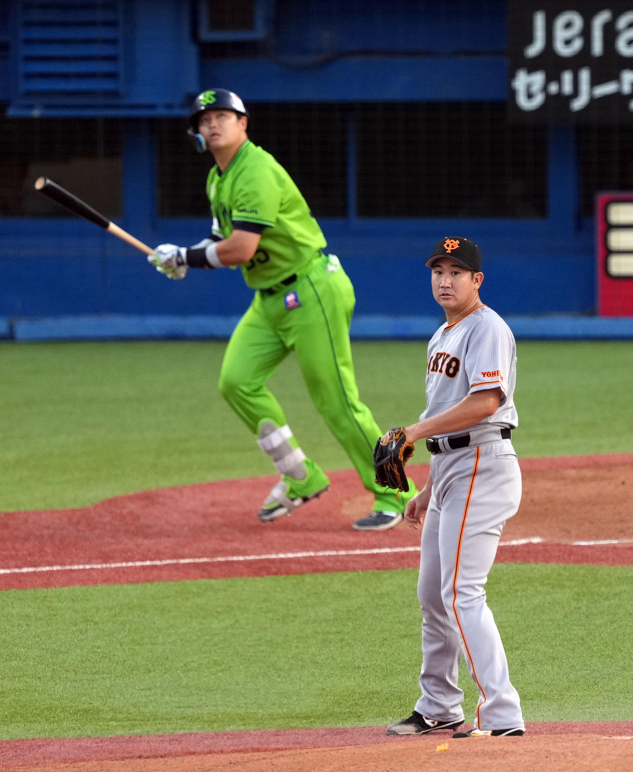 ヤクルト対巨人　1回裏ヤクルト無死二、三塁、村上に3点本塁打を打たれる菅野（撮影・狩俣裕三）