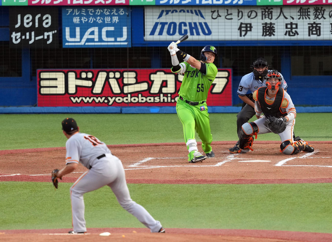 ヤクルト対巨人　1回裏ヤクルト無死二、三塁、3点本塁打を放つ村上。投手菅野（撮影・狩俣裕三）
