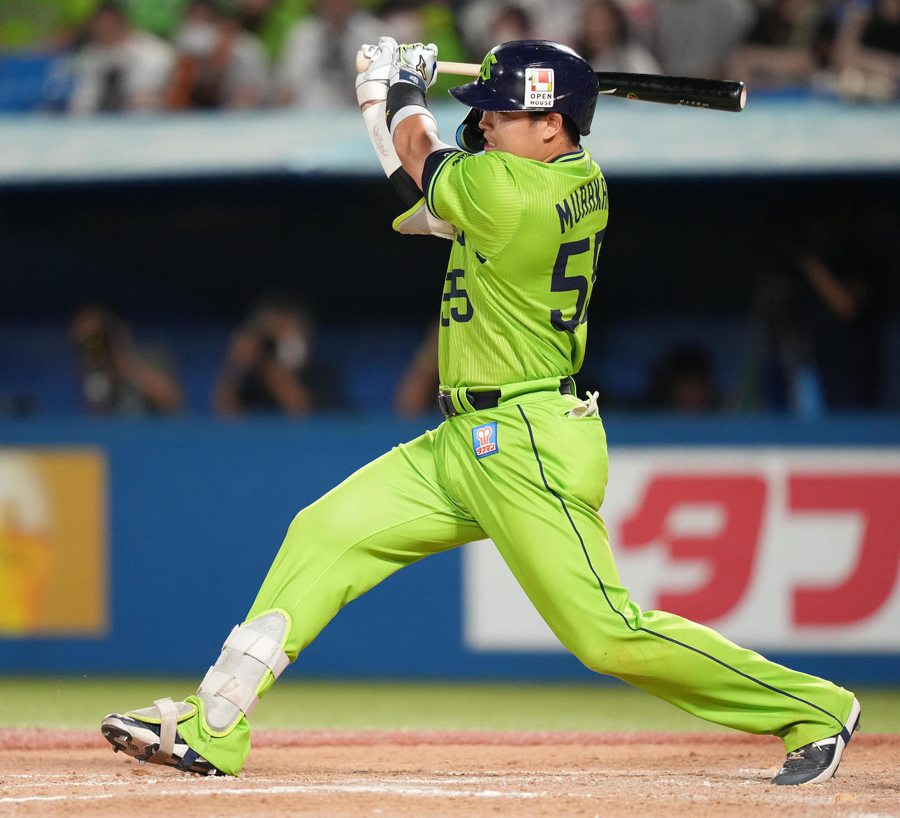 ヤクルト対巨人　8回裏ヤクルト無死、中前打を放つ村上（撮影・鈴木みどり）