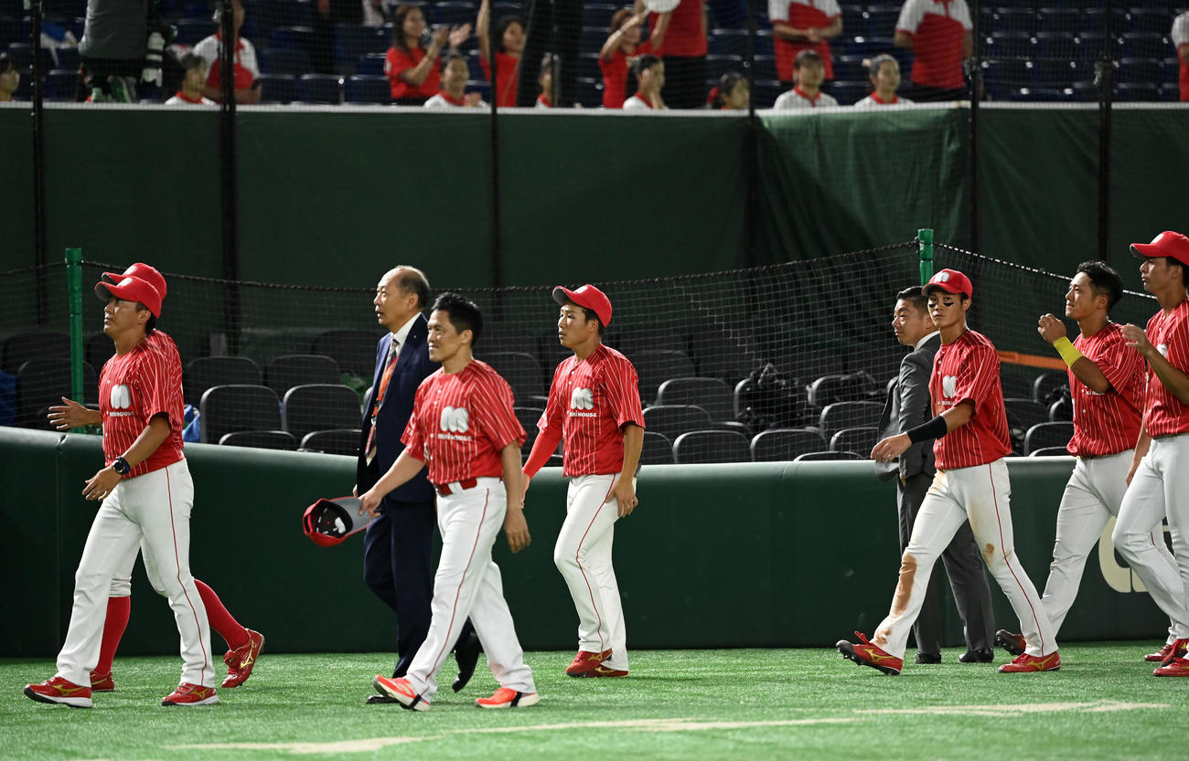 日本通運対ミキハウス　日本通運に敗れ肩を落とすミキハウスナイン（撮影・横山健太）