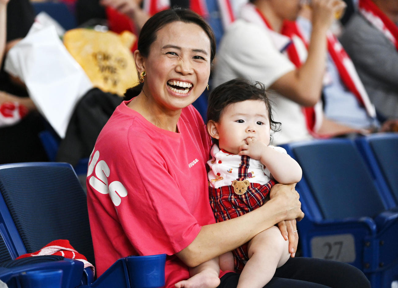 日本通運対ミキハウス　ミキハウスの応援に駆けつけた平野早矢香さん（撮影・横山健太）