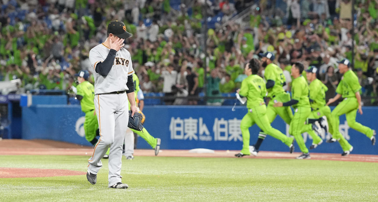 ヤクルト対巨人　10回裏ヤクルト2死一、三塁、武岡にサヨナラの左前適時打を浴び、がっくりと引き揚げる中川（撮影・鈴木みどり）