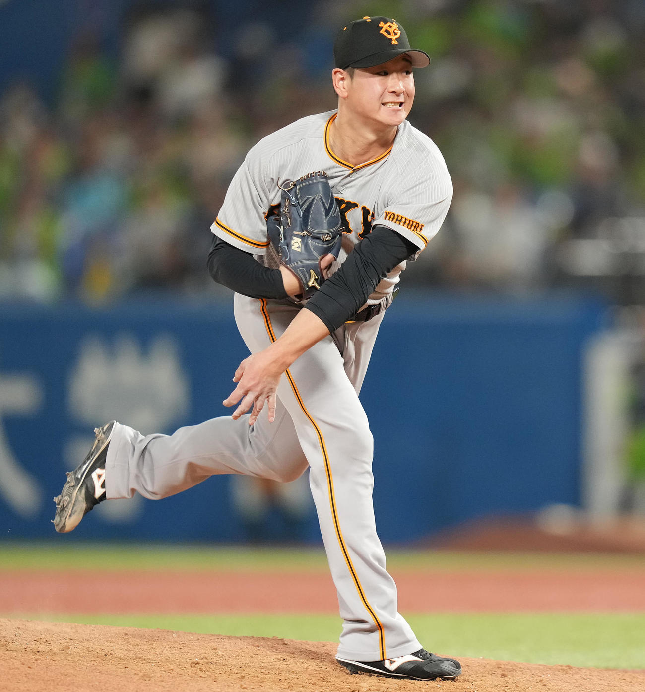 ヤクルト対巨人　9回裏から8番手で登板した巨人中川（撮影・鈴木みどり）