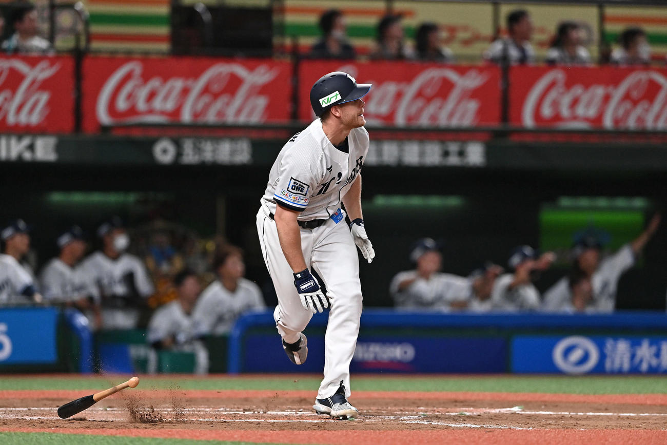 西武対日本ハム　7回裏西武2死、マキノンはソロ本塁打を放つ（撮影・滝沢徹郎）