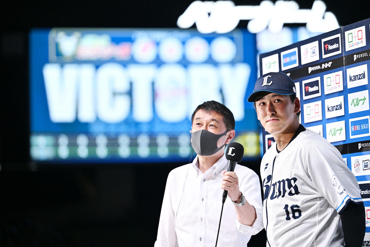 西武対日本ハム　ヒーローインタビューに応じる西武隅田（撮影・滝沢徹郎）