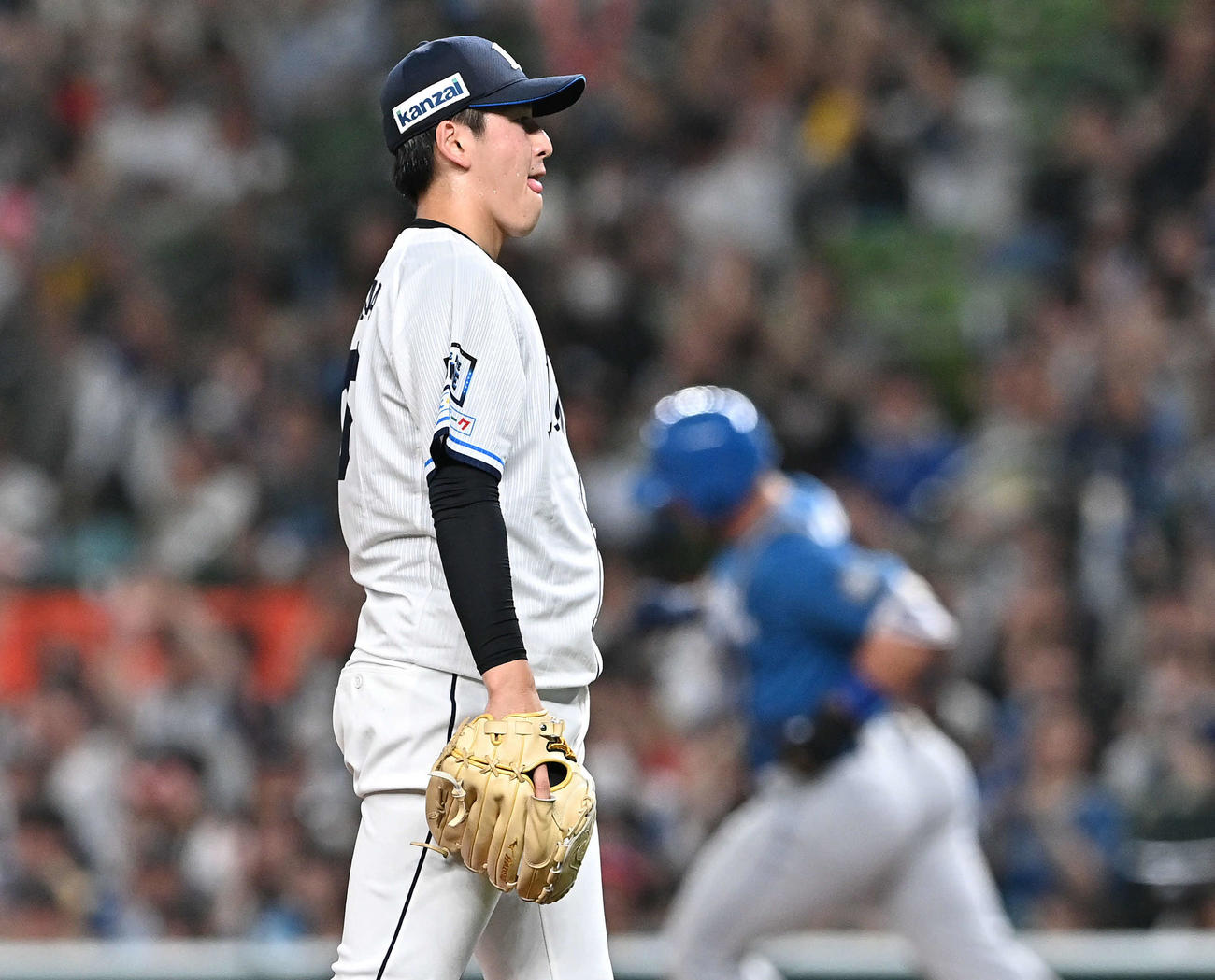西武対日本ハム　1回表日本ハム1死一塁、マルティネス（後方）に先制2点本塁打を許す隅田（撮影・滝沢徹郎）