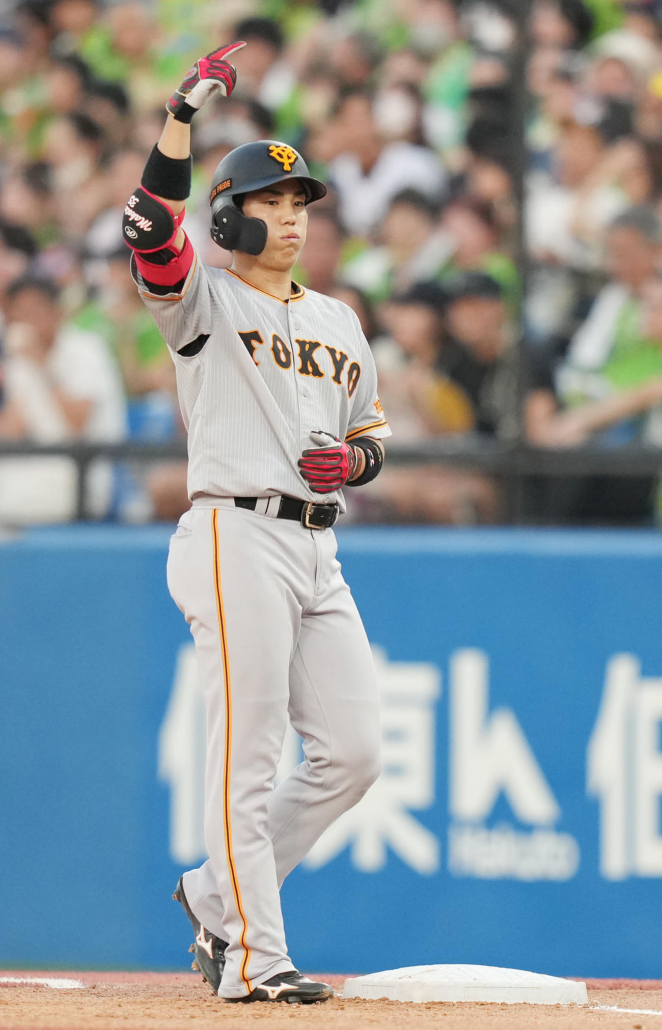 ヤクルト対巨人　2回表巨人2死二、三塁、右2点適時打を放ち、ベンチに向かってポーズする門脇（撮影・鈴木みどり）