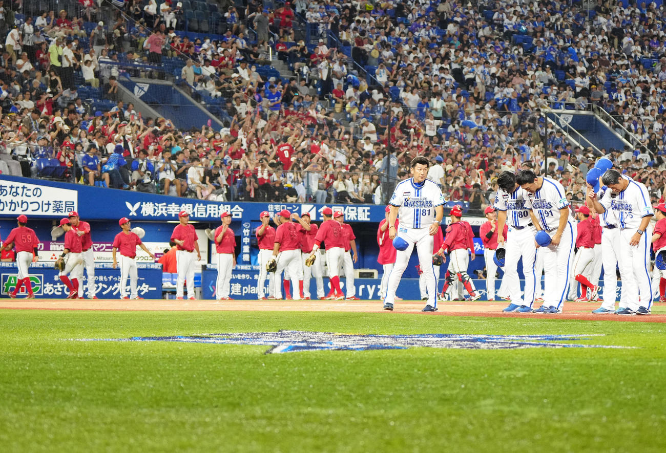 DeNA対広島　試合後、あいさつするDeNA三浦監督（手前左）（撮影・江口和貴）