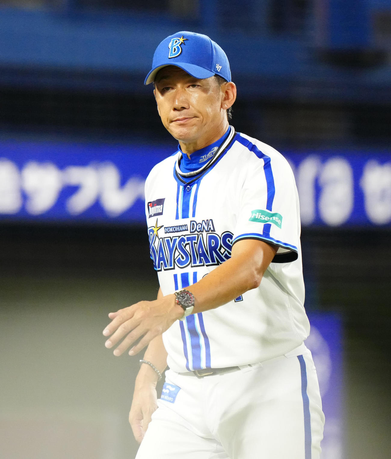 DeNA対広島　8回表開始前、選手交代を告げたDeNA三浦監督（撮影・江口和貴）