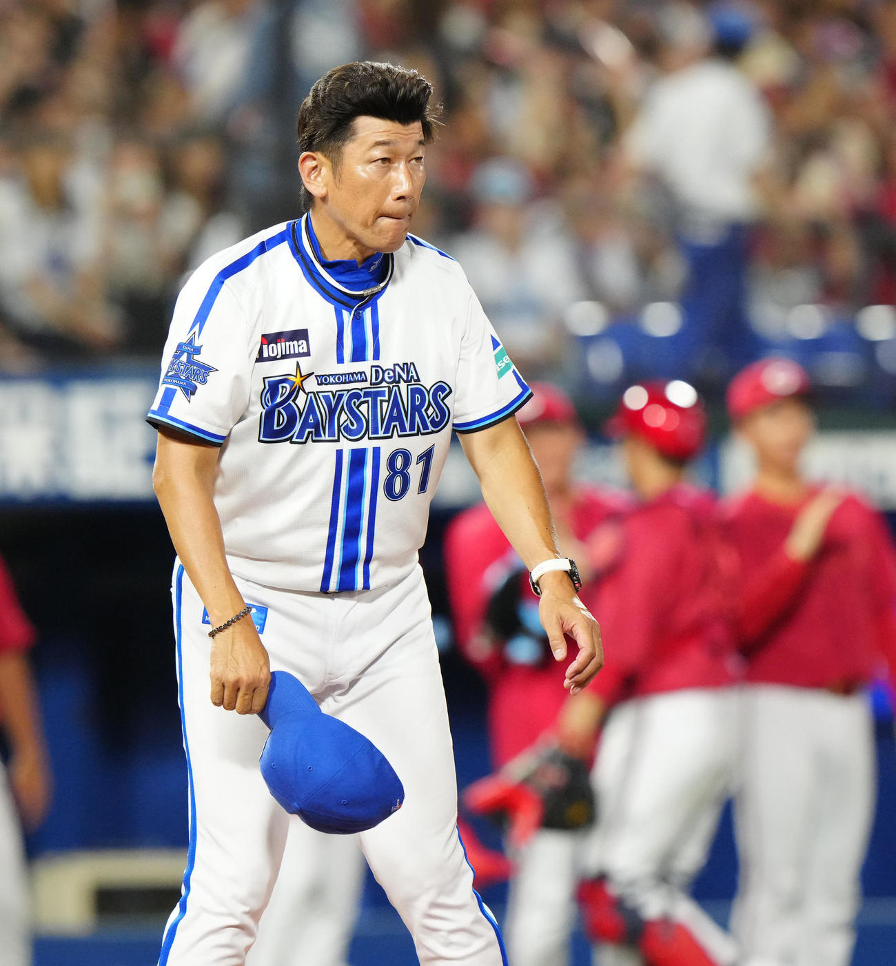 DeNA対広島　試合後、あいさつするDeNA三浦監督（撮影・江口和貴）
