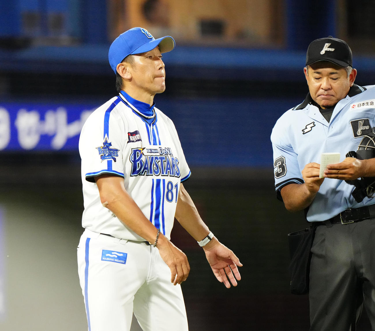 DeNA対広島　8回表開始前、選手交代を告げたDeNA三浦監督（撮影・江口和貴）