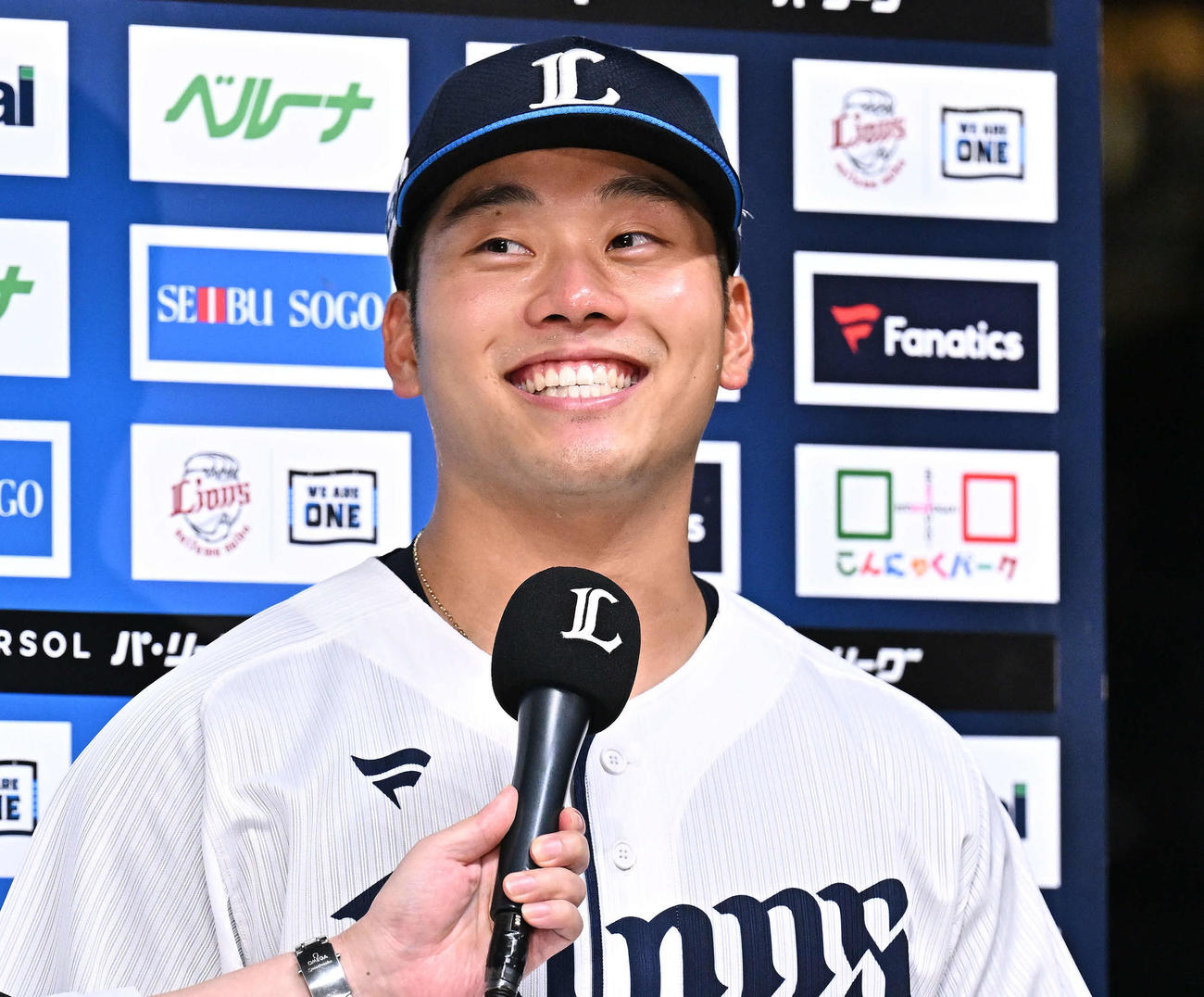西武対日本ハム　ヒーローインタビューに笑顔で応じる西武蛭間（撮影・滝沢徹郎）