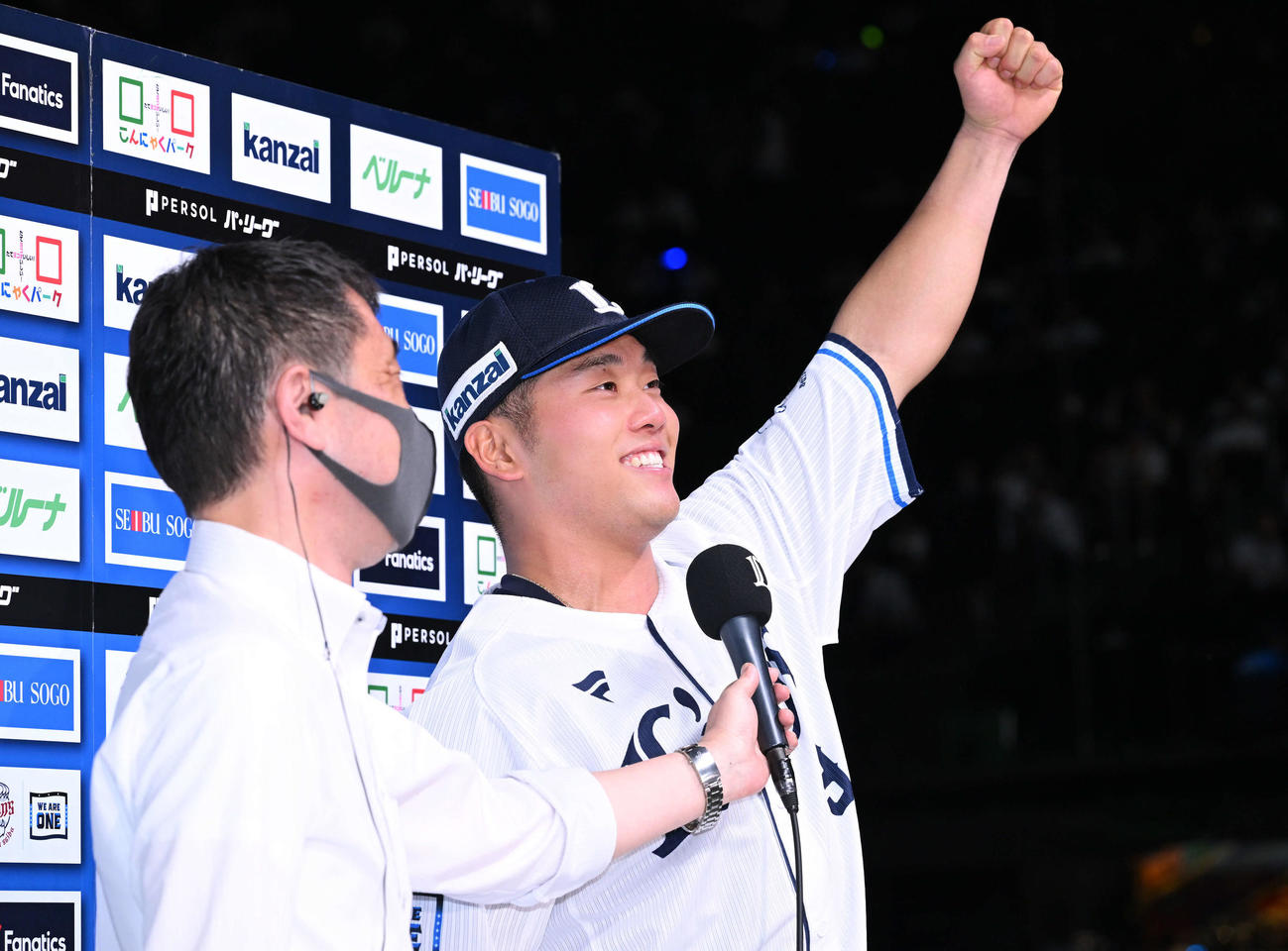 西武対日本ハム　ヒーローインタビューでファンにアピールする西武蛭間（撮影・滝沢徹郎）
