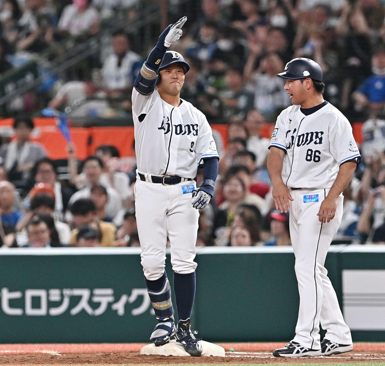 西武対日本ハム　2回裏西武無死満塁、蛭間（左）は中前2点適時打を放ちポーズを決める（撮影・滝沢徹郎）