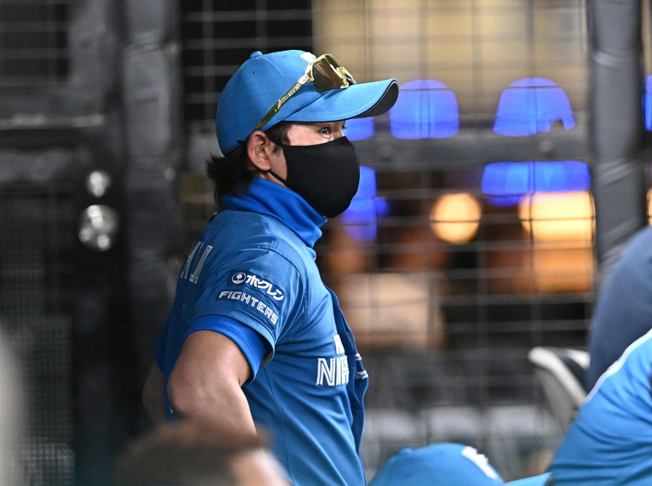 西武対日本ハム　7回表、戦況を見守る日本ハム新庄剛志監督（左）（撮影・滝沢徹郎）