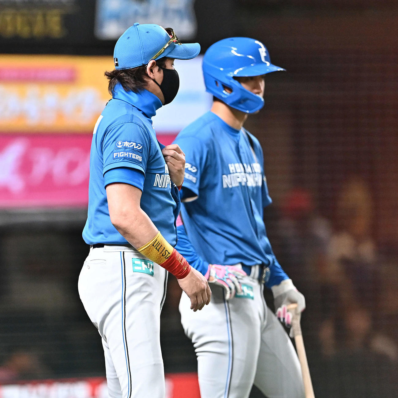 西武対日本ハム　7回表日本ハム1死満塁、新庄監督（左）は打席を待つ加藤豪に話す（撮影・滝沢徹郎）