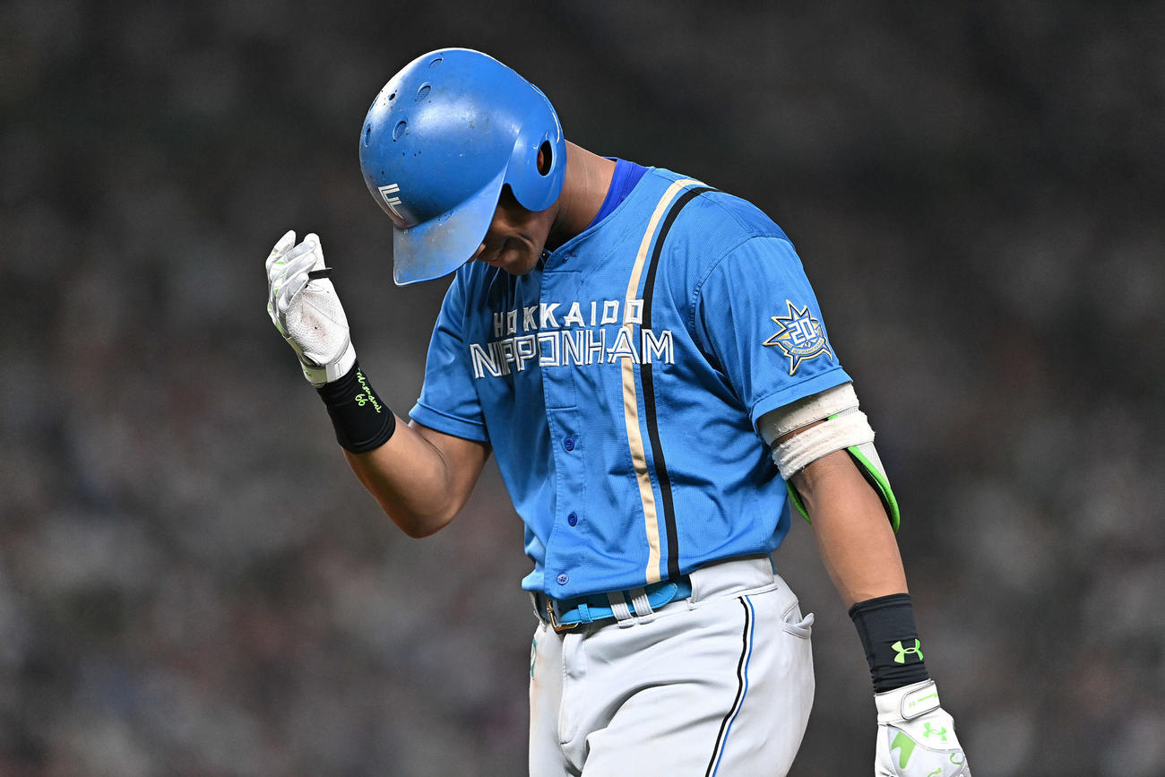 西武対日本ハム　7回表日本ハム無死満塁、万波は右飛に倒れ悔しがる（撮影・滝沢徹郎）