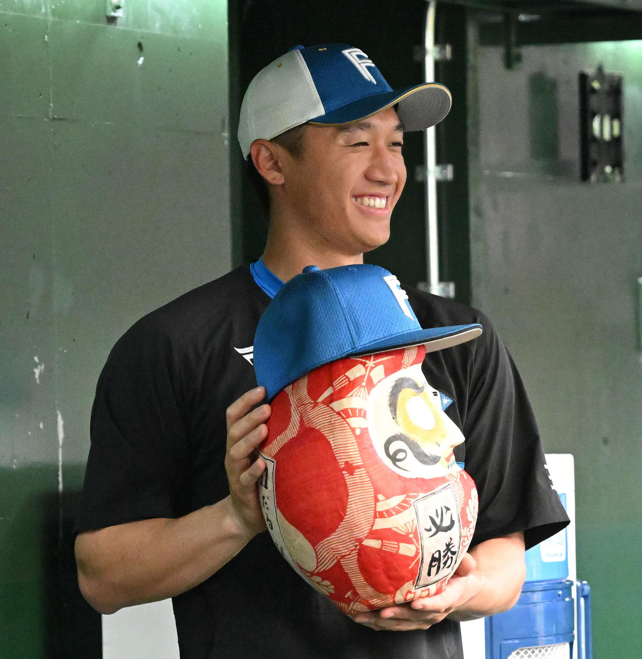 西武対日本ハム　試合前、必勝ダルマの“だるびっしゅ”加藤豪（撮影・滝沢徹郎）