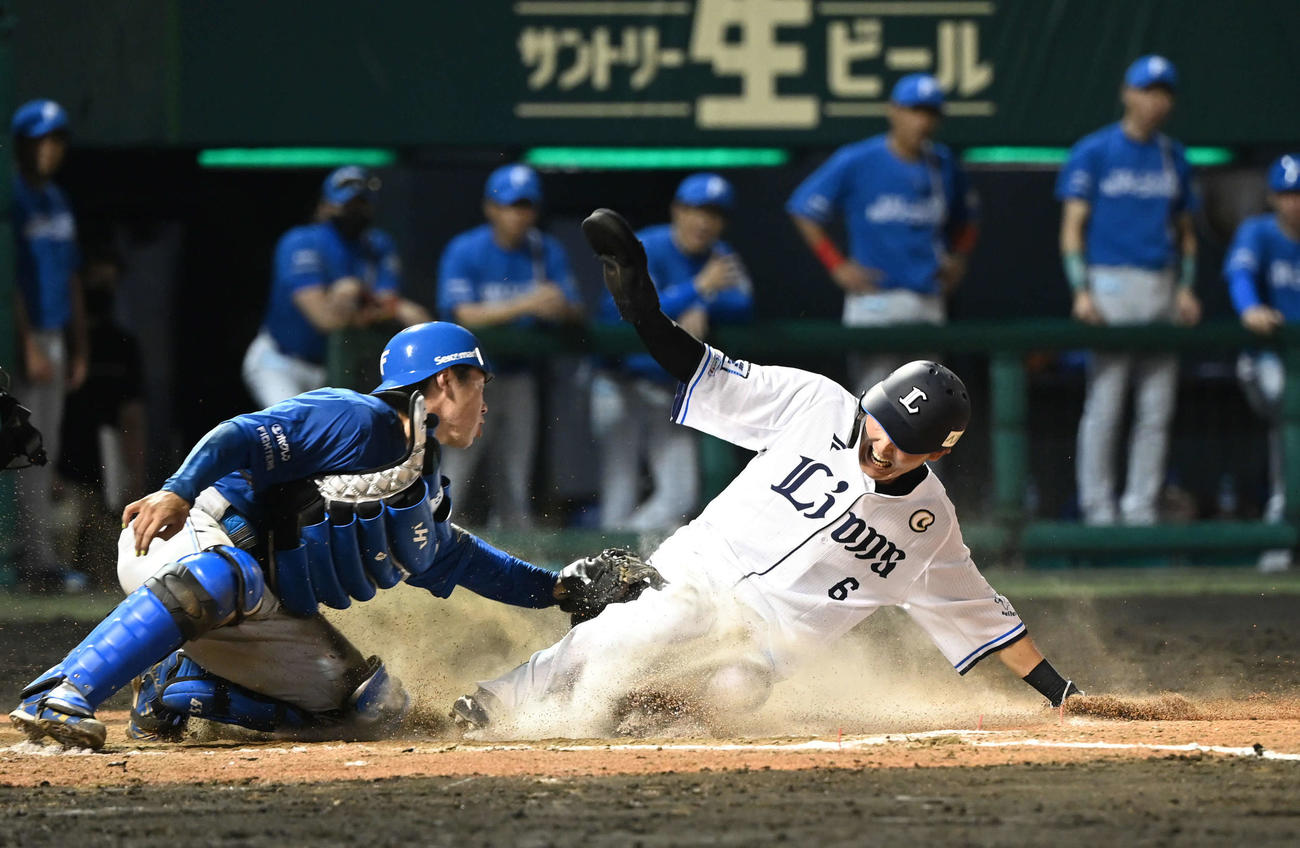 西武対日本ハム　8回裏西武2死二塁、源田（右）は外崎の右前適時打で生還（2023年6月28日撮影）