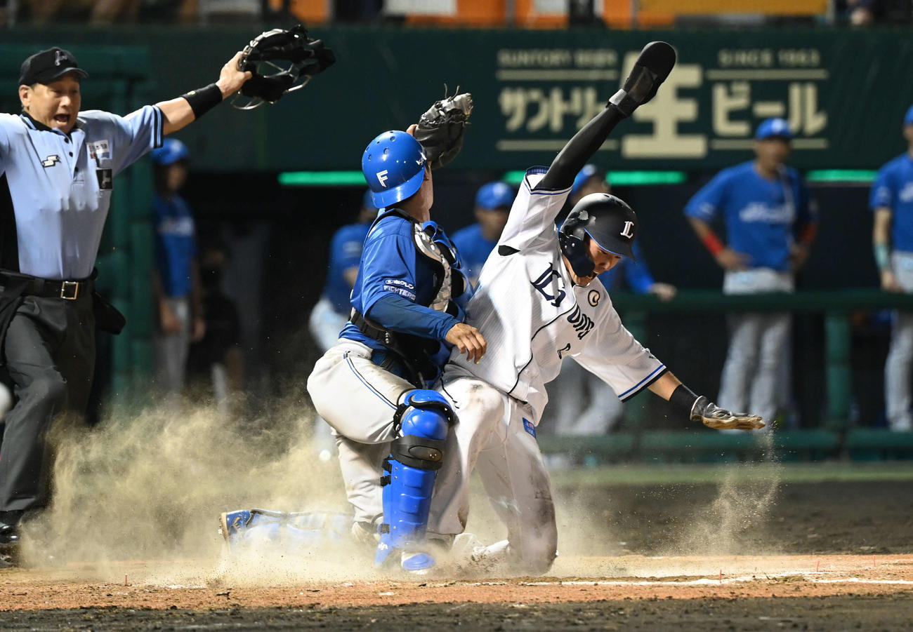 西武対日本ハム　8回裏西武2死二塁、源田（右）は外崎の右前適時打で生還（2023年6月28日撮影）