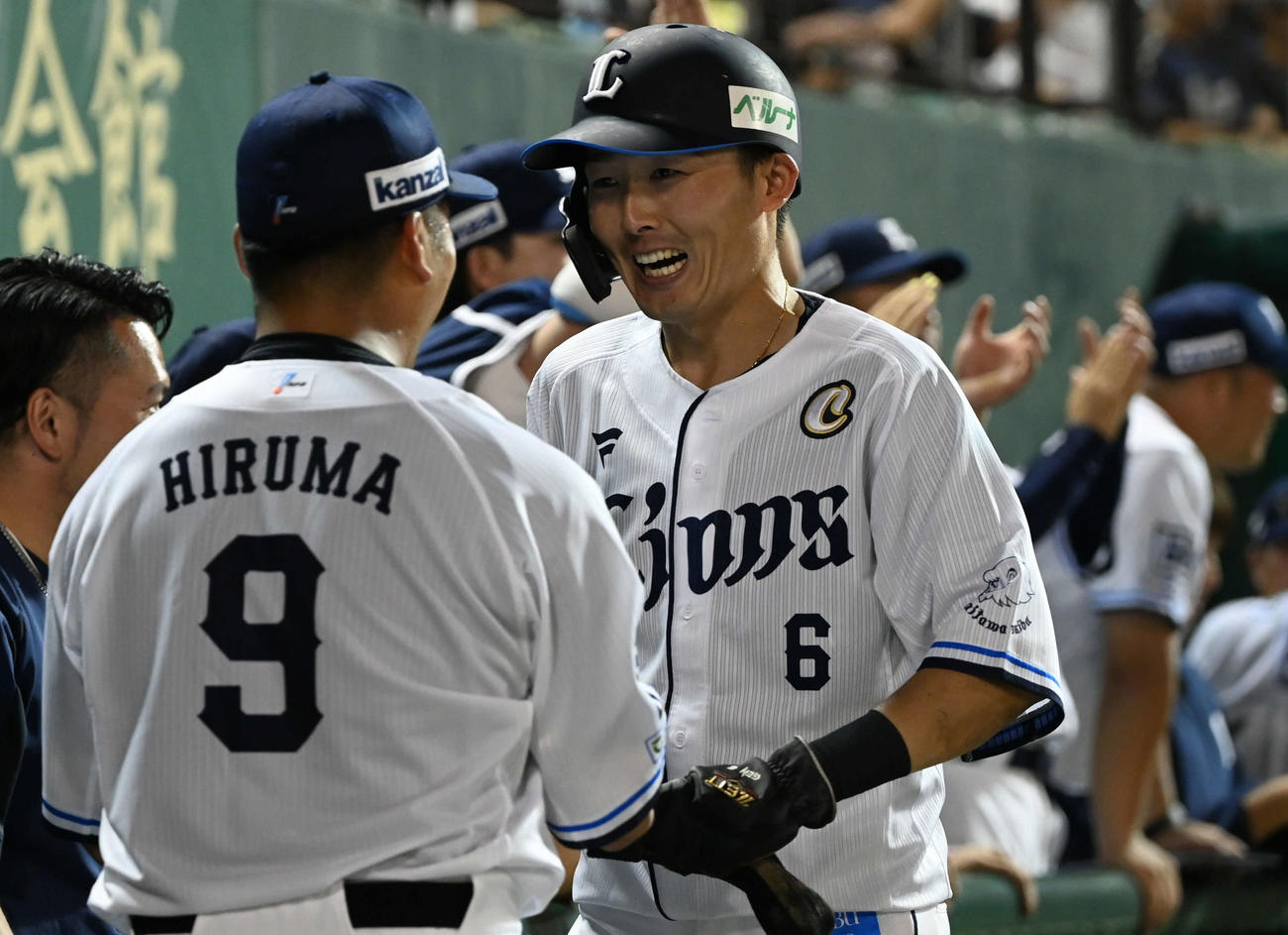 西武対日本ハム　8回裏西武2死二塁、外崎の適時打で生還した源田（右）は笑顔を見せる（2023年6月28日撮影）