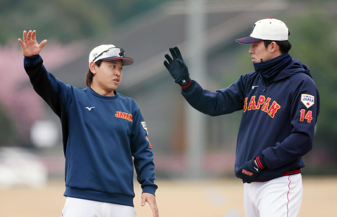侍ジャパンWBC宮崎合宿　言葉を交わす宮城（左）と佐々木（2023年2月23日）