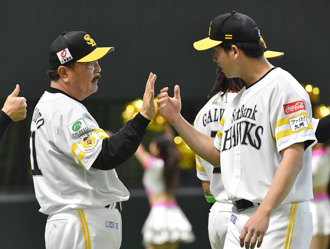 開幕戦でロッテに勝利し、大関（右）とタッチを交わす藤本監督（2023年3月31日撮影）