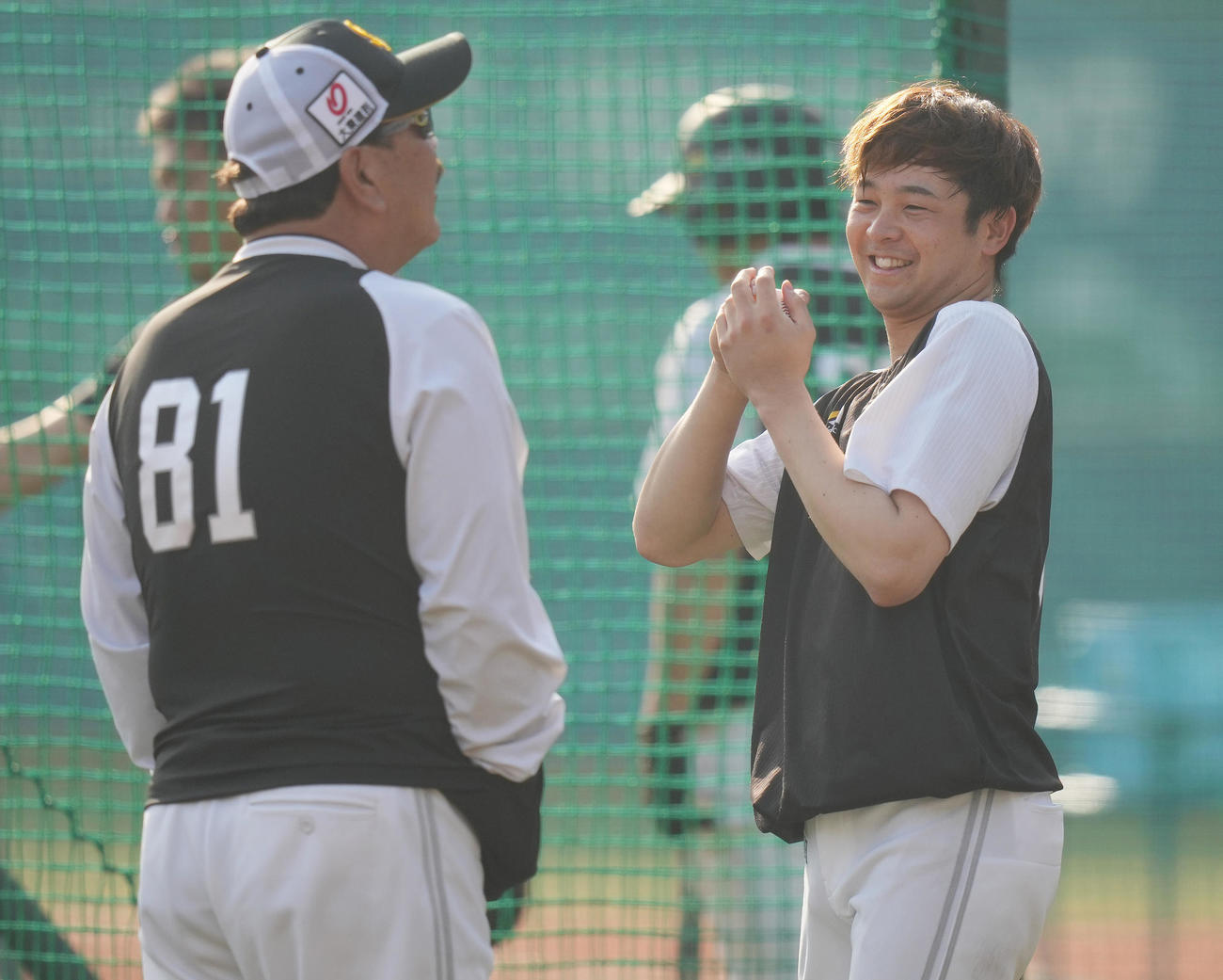 藤本監督（左）から声をかけられ笑顔のソフトバンク川瀬（2023年4月20日撮影）