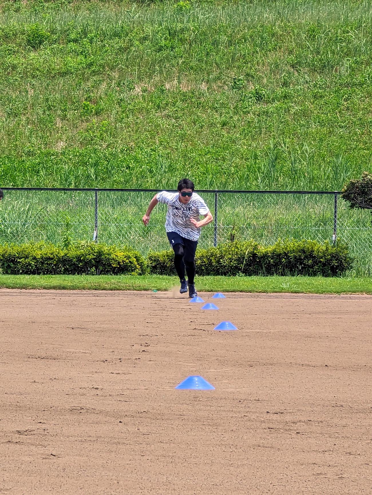 離脱中のヤクルト山田哲人内野手は酷暑の埼玉・戸田球場でダッシュ練習（撮影・三須一紀）