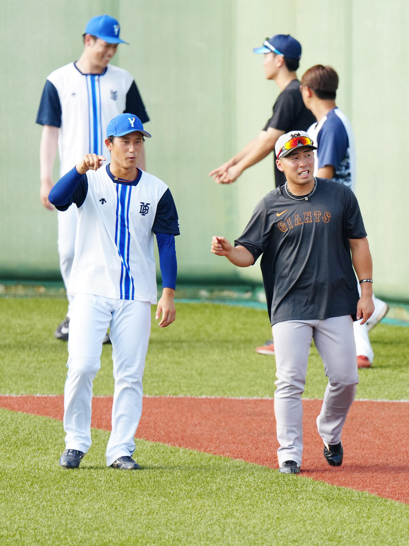 全ウ対全イ　試合前、言葉を交わす全イの巨人浅野（右）とDeNA松尾（撮影・江口和貴）