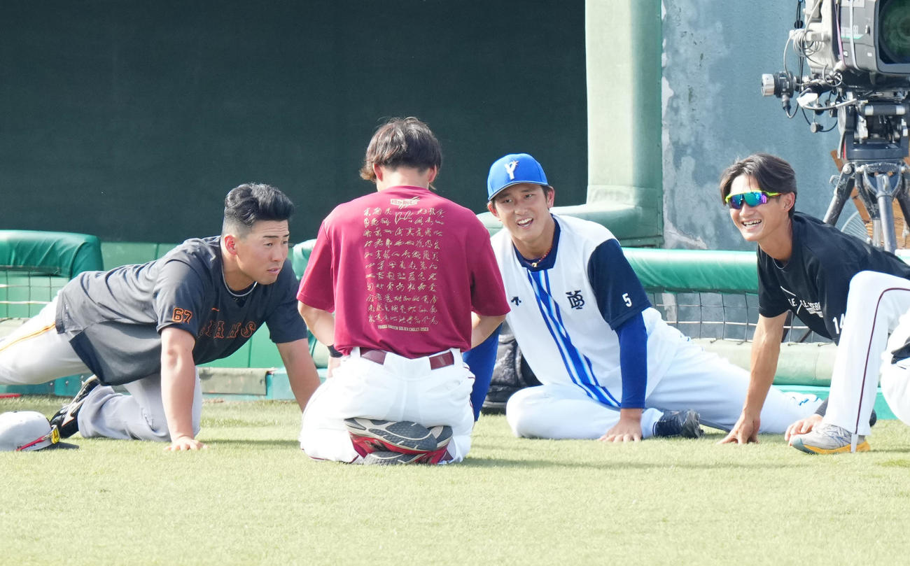 全ウ対全イ　試合前、ストレッチする巨人浅野（左端）ら全イの選手たち。中央右はDeNA松尾（撮影・江口和貴）