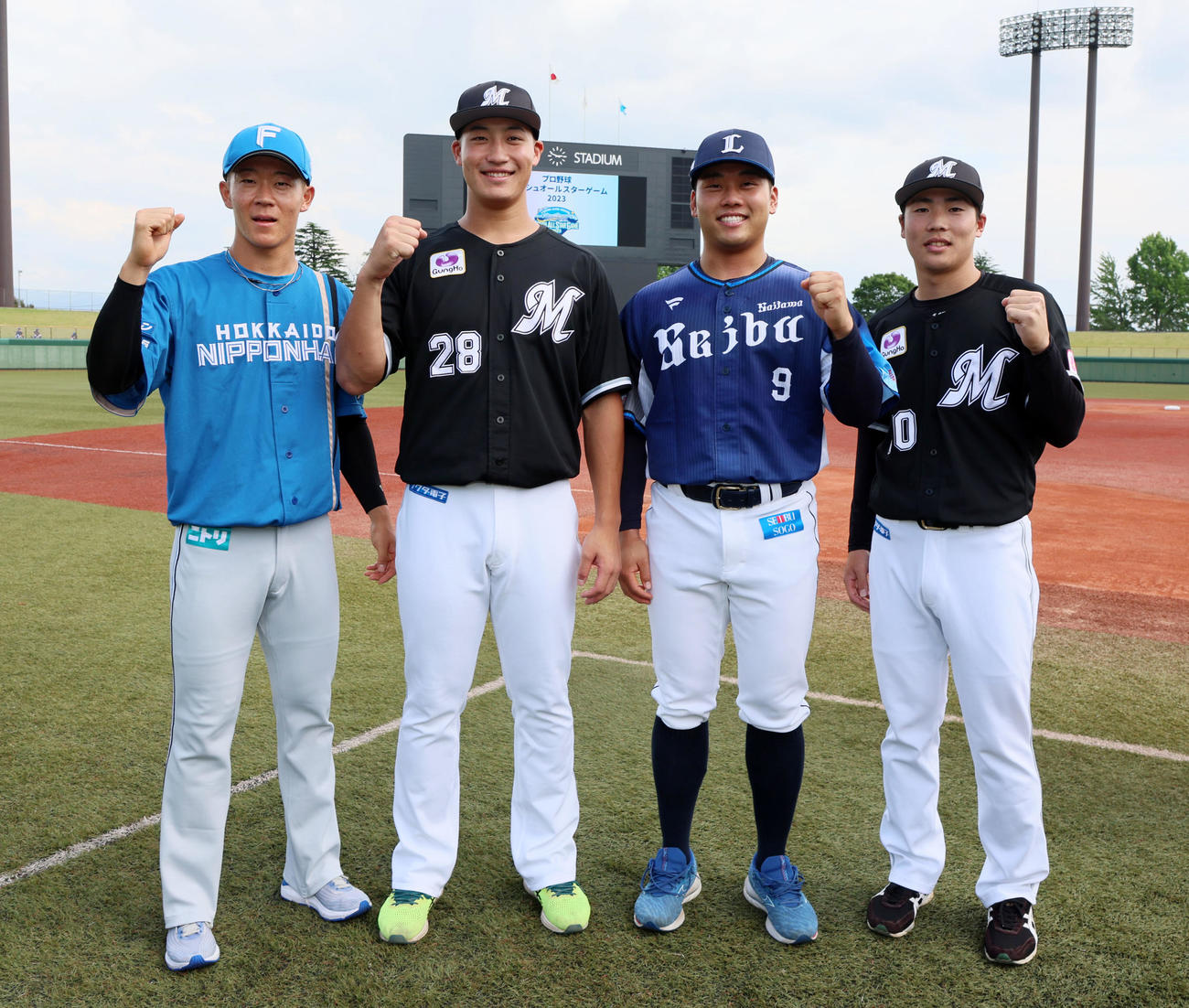 全ウ対全イ　記念写真に納まるフレッシュオールスターに出場する左から日本ハム矢沢、ロッテ菊地、西武蛭間、ロッテ友杉（撮影・加藤哉）