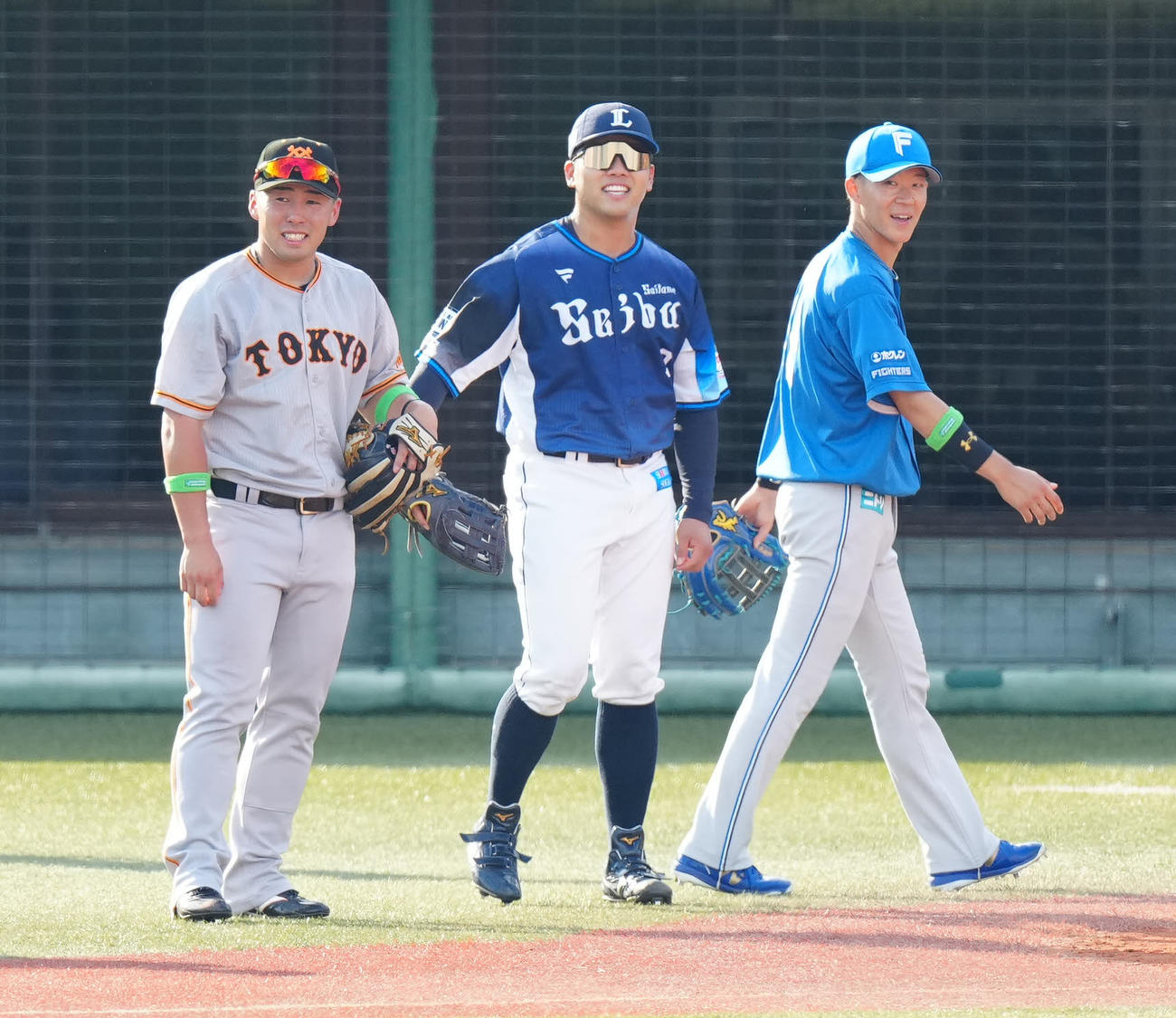 全ウ対全イ　試合前、シートノックに臨む全イの選手たち。左から巨人浅野、西武蛭間、日本ハム矢沢（撮影・江口和貴）