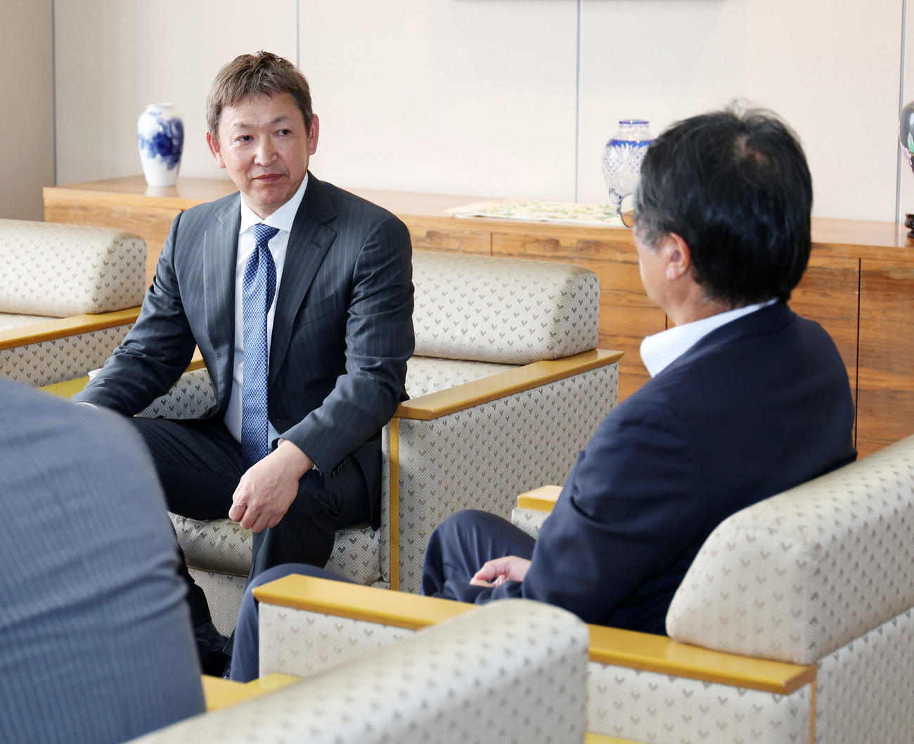 大島オーナー（右）に前半戦の報告をする立浪監督