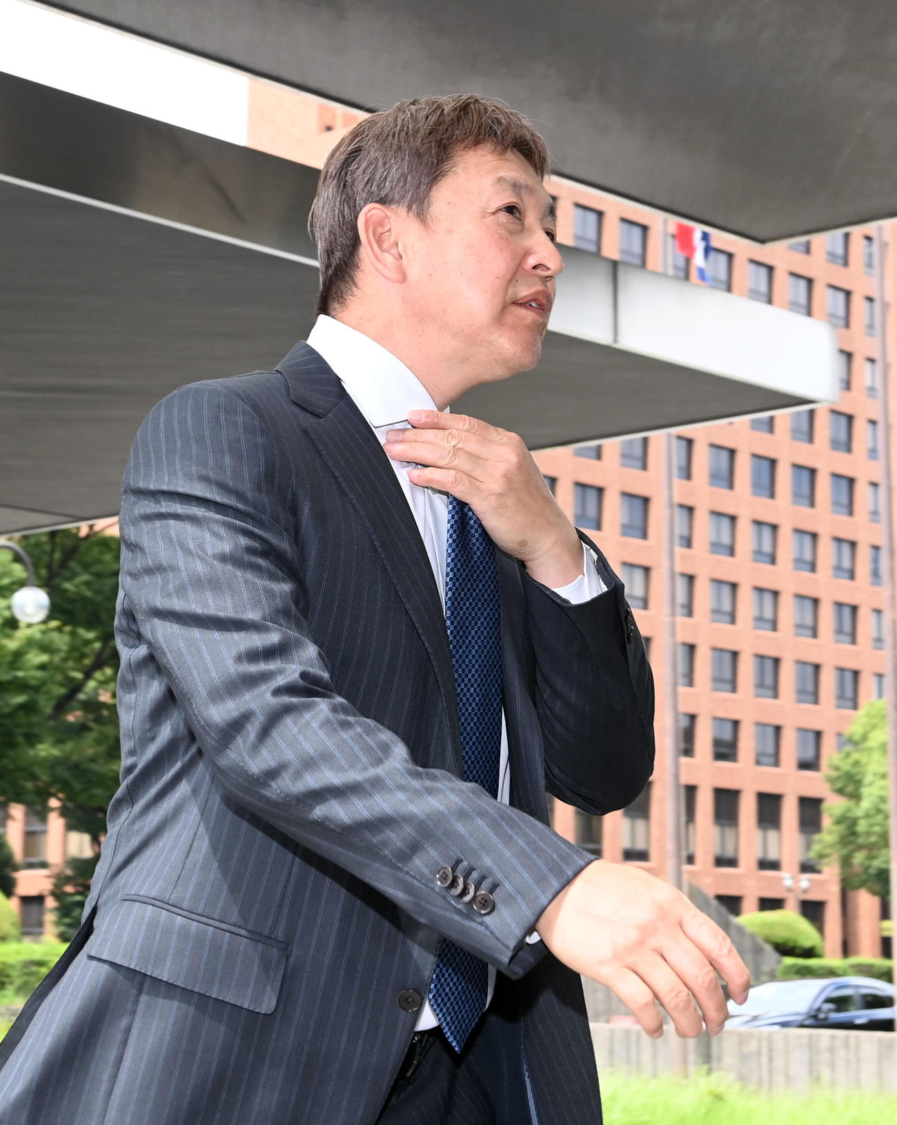 オーナー報告のため中日新聞社に入る中日立浪監督（撮影・前岡正明）