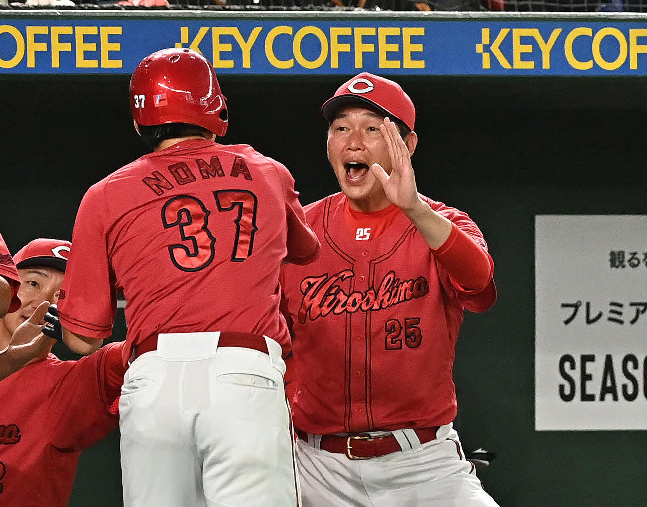 野間（手前）を迎える新井監督（2023年7月13日撮影）