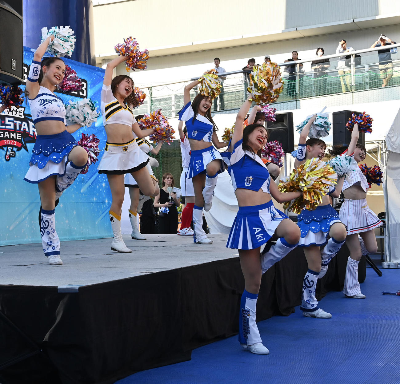 オールスターゲーム2023前日イベントで会場を盛り上げた12球団チアステージ（撮影・前岡正明）