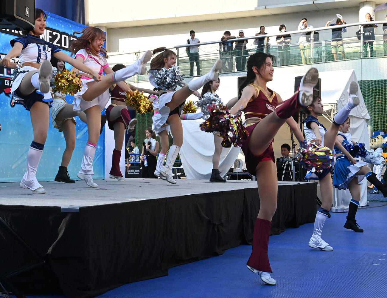 オールスターゲーム2023前日イベントで会場を盛り上げた12球団チアステージ（撮影・前岡正明）