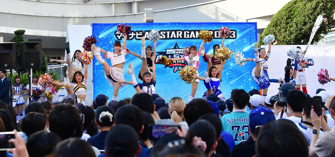 オールスターゲーム2023前日イベントで会場を盛り上げた12球団チアステージ（撮影・前岡正明）