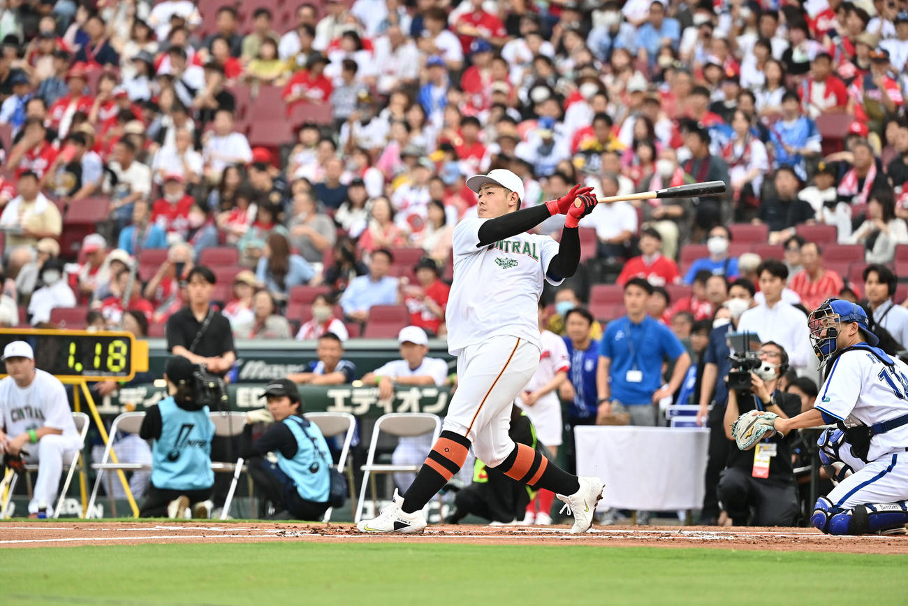 全セ対全パ　本塁打競争の決勝で快音を響かせる全セ岡本和（撮影・滝沢徹郎）