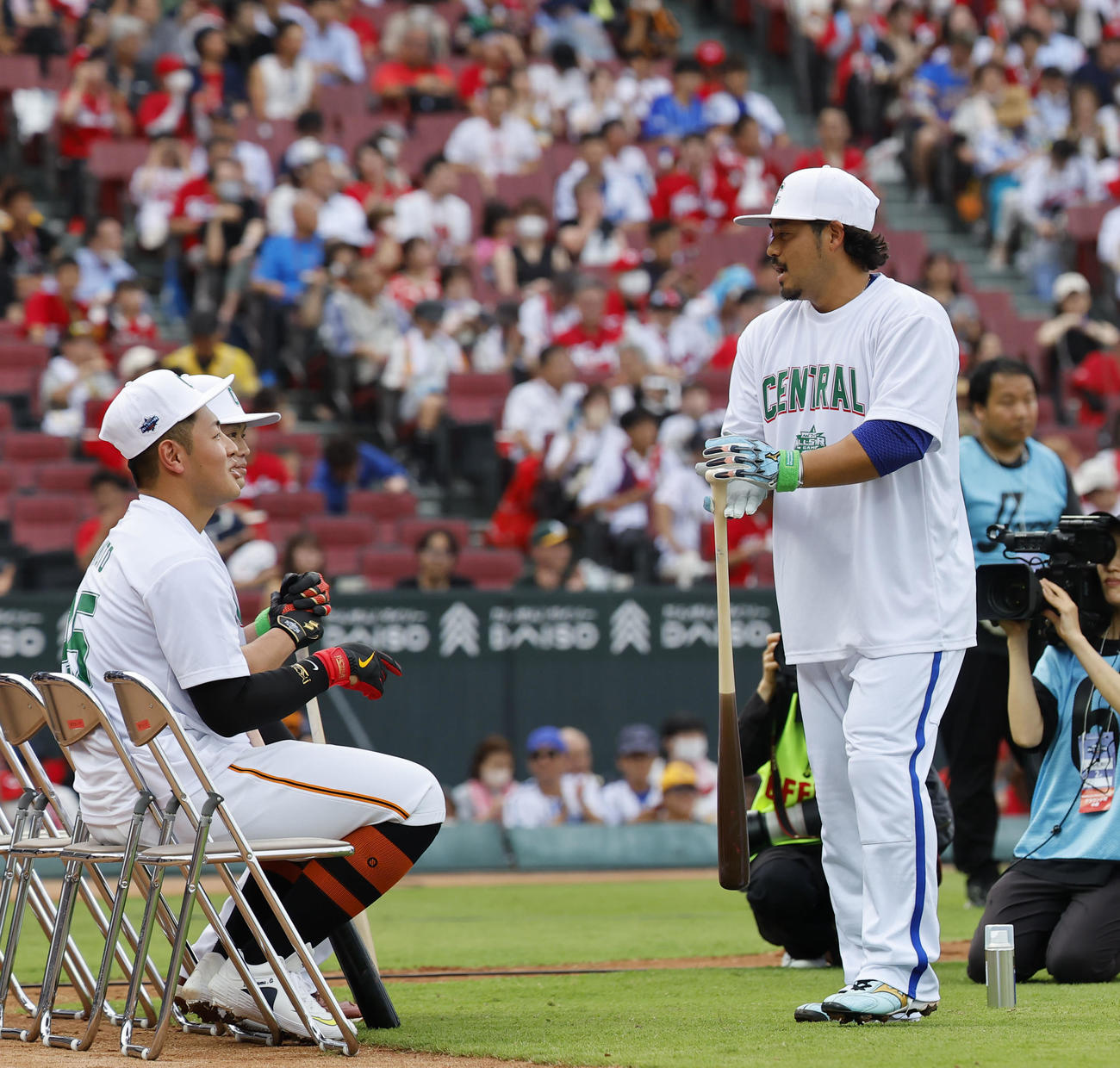 巨人岡本和（左）に拍手を送るDeNA宮崎（撮影・藤尾明華）